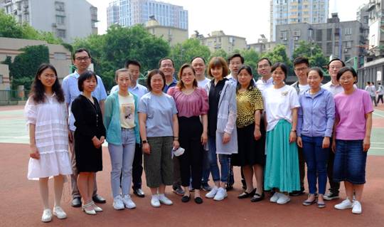 图片包含 人, 一群, 建筑, 户外
描述已自动生成